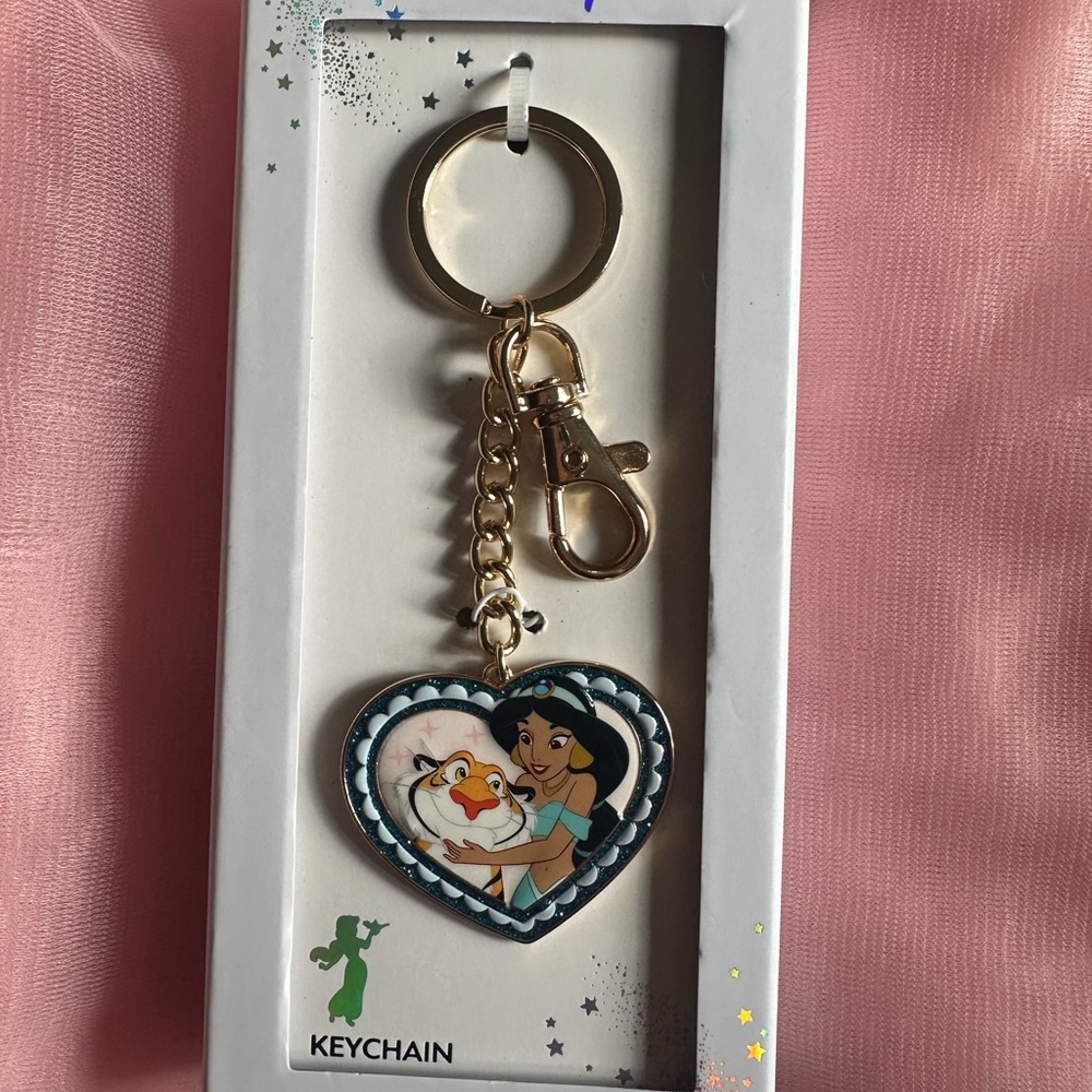 Disney Jasmine and Rajah Heart Keychain With Claps Closure.